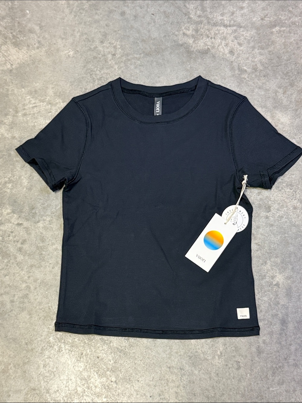 Vuori Pose Fitted Tee Black Size Medium NWT 🖤
